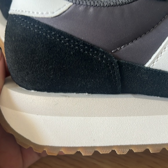 New Balance Black and Gray Athletic Shoes - Picture 3 of 16